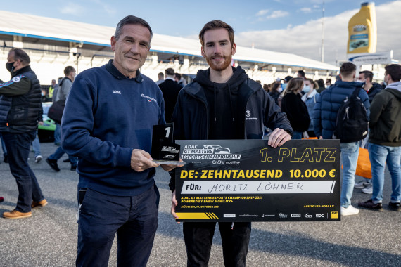 Der dreifache Champion Moritz Löhner mit ADAC Motorsportchef Thomas Voss (li.)