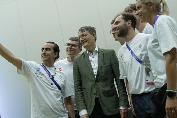 Footage von Bundes-Gesundheitsminister Karl Lauterbach, der bei der Eröffnung des Healthy Athletes-Programm zu Gast war.
