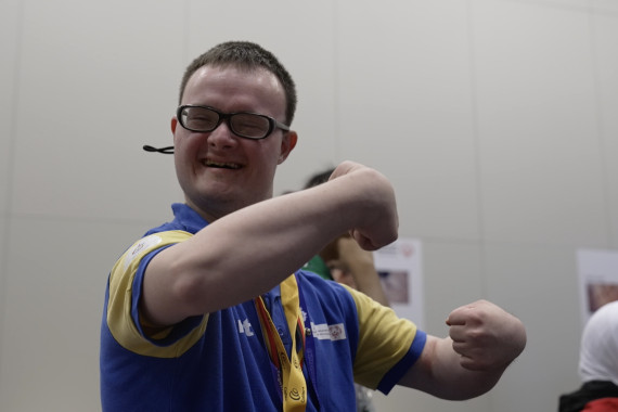 Footage von Gästen, die sich im Rahmen des Gesundheitsprogramms untersuchen lassen.