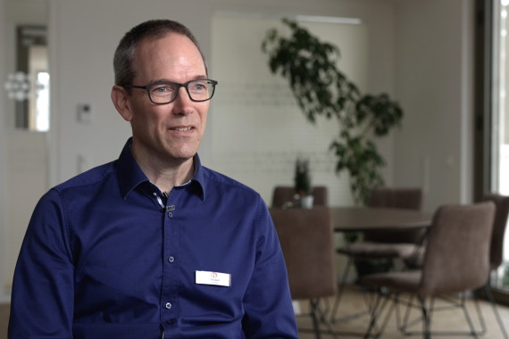 Im Interview spricht Till Brutzer, Vorstand Förderverein für krebskranke Kinder e.V., u.a. über die Funktion des Fördervereins und die Rolle des "Elternhauses" für betroffene Familien.