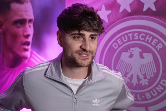 Im Interview spricht adidas-Markenbotschafter und Twitch-Streamer Elias Nerlich u.a. über seine Highlights bei "Lass Zocken" in Leipzig und über seine Vorfreude auf die Atmosphäre bei der Heim-EM in Deutschland.