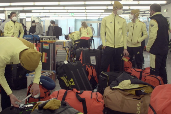 Schnittbilder vom Check-In des Team Deutschland am Frankfurter Flughafen