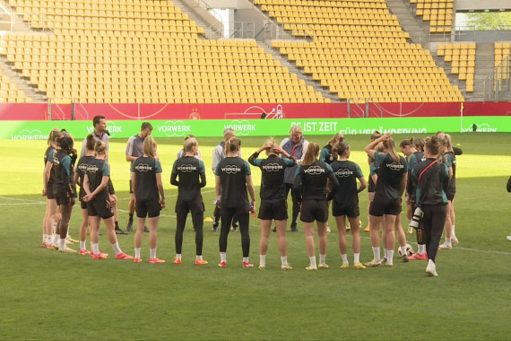 Am Tag vor dem EM-Qualifikationsspiel Deutschland gegen Island machen die DFB-Frauen und Vorwerk gemeinsam auf das Thema „Gender Care Gap“ aufmerksam.