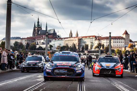 Prächtige Kulisse für die weltbesten Rallyepiloten: Im Herzen von Prag gaben sich WRC1-Piloten von Toyota, Hyundai und Ford die Ehre und fuhren im Konvoi entlang der schönsten Sehenswürdigkeiten der Goldenen Stadt