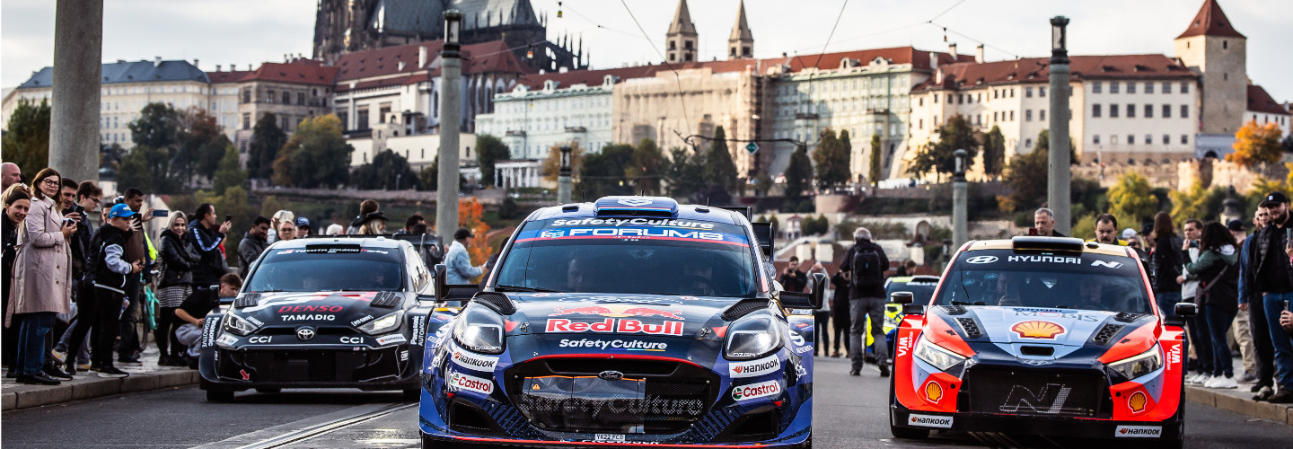 Prächtige Kulisse für die weltbesten Rallyepiloten: Im Herzen von Prag gaben sich WRC1-Piloten von Toyota, Hyundai und Ford die Ehre und fuhren im Konvoi entlang der schönsten Sehenswürdigkeiten der Goldenen Stadt