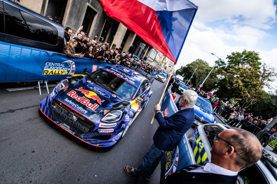Tschechiens Präsident Petr Pavel eröffnete am Sonntag den Prolog für die Central European Rally und gab damit auch den offiziellen Startschuss für den zwölften Lauf zur FIA Rallye-Weltmeisterschaft (WRC) 2025