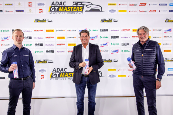 Lars Soutschka, Vorstand ADAC e. V., Lutz Hübner, CMO der BWT Gruppe, und ADAC Sportpräsident Hermann Tomczyk (v. l.) 