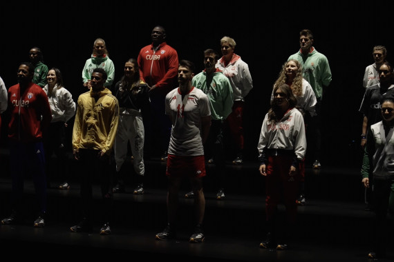 Schnittbilder vom Event, bei dem die Outfits der Öffentlichkeit präsentiert wurden.