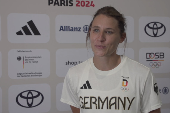 Im Interview spricht Siebenkämpferin und mehrmalige Olympia-Teilnehmerin Carolin Schäfer u.a. über die Besonderheit der Einkleidung in Düsseldorf und der Olympischen Spiele in Paris, besonders als ihre letzte Olympia-Teilnahme.