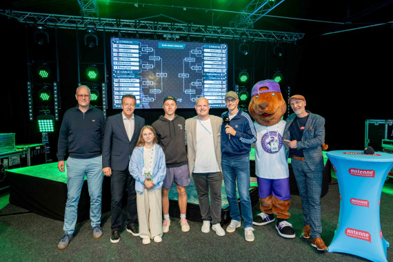 Auslosung der 33. TERRA WORTMANN OPEN mit (von links) ATP-Supervisor Roland Herfel, Turnierdirektor Ralf Weber mit seiner Tochter Anastasia, Profi Max Schönhaus, Sven Wortmann (Aufsichtsrat WORTMANN AG), Kommentator Matthias Stach, Maskottchen Sonny und Moderator Oliver Seidler.