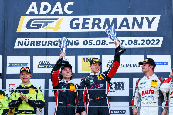 Großer Jubel: Cedric Piro (Mitte links) und Marcel Lenerz