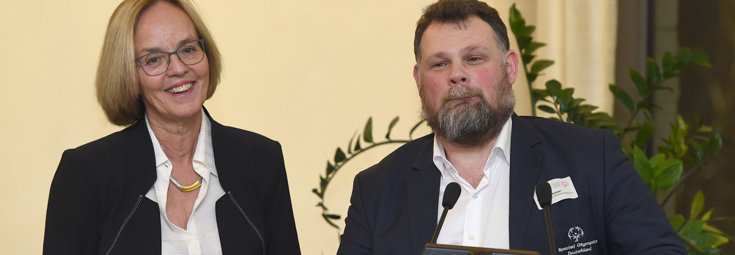 Christiane Krajewski (links), Vorsitzende des Weltspielekomitees und Präsidentin von Special Olympics Deutschland und Mark Solomeyer (rechts), Bundesathletensprecher und Mitglied des Weltspielekomitees