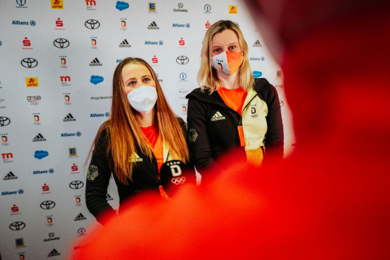 Im Interview sprechen Katharina Hennig und Victoria Carl über ihren sensationellen Triumph im Teamsprint.