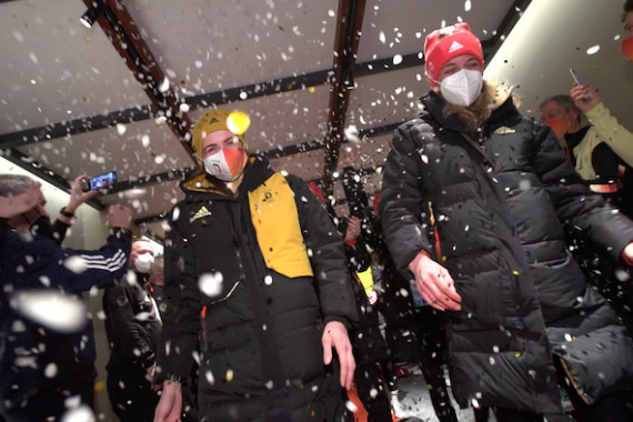 Bilder vom Empfang der Olympiasiegerinnen Katharina Hennig und Victoria Carl sowie von der Biathlonstaffel nach ihrem Erfolg.