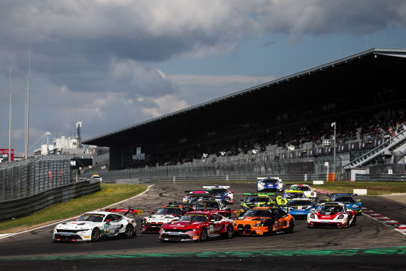 Beide Rennen des ADAC GT Masters auf dem Nürburgring boten zahlreiche spannende Manöver