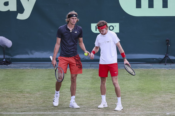 Alexander Zverev (links) und Andrey Rublev gehören zu den heißesten Titelanwärtern im Doppel