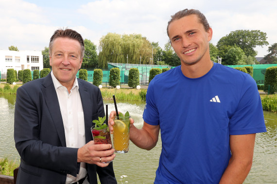 French Open-Finalist Alexander Zverev (rechts) und Turnierdirektor Ralf Weber stoßen mit einem alkoholfreien Cocktail auf die am Samstag beginnenden 31. TERRA WORTMANN OPEN an.