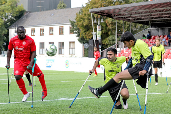 Sentoji Ogunbiyi (li) Treffer steht zur Auswahl für das „Tor des Monats" September.