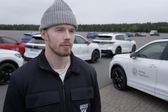 Im Interview spricht Luis Schinko, Nationalspieler und Stürmer der Grizzlys Wolfsburg, u.a. über die Bedeutung des Fahrsicherheitstrainings sowie seine kürzliche Vertragsverlängerung in Wolfsburg.
