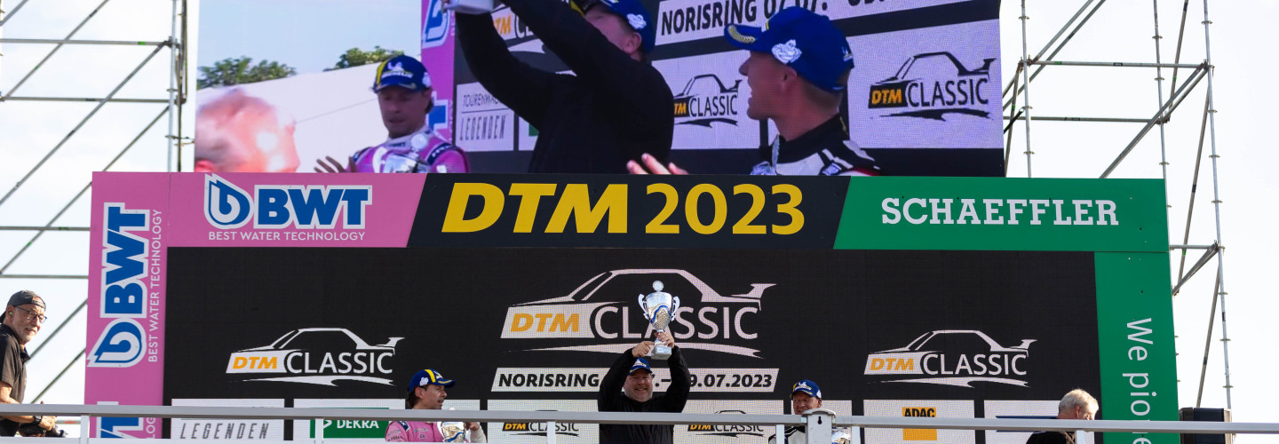 Scheer, Rupp und Aaskov feiern nach Rennen eins auf dem Podium