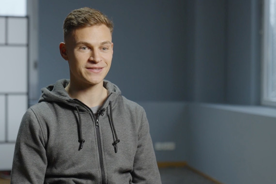 Im Interview spricht Fußballer Joshua Kimmich über seine Erwartungen an die Europameisterschaft 2024 in Deutschland und darüber, wie er sein Selbstbewusstsein vor einem Spiel stärkt.