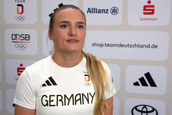 Im Interview spricht Bogenschützin Charline Schwarz über die Einkleidung und die bevorstehenden Olympischen Spiele in Paris.
