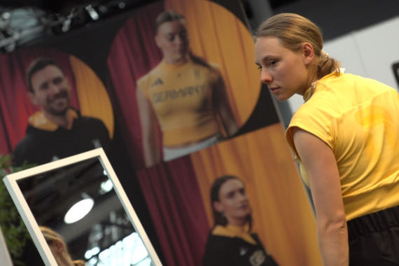 Schnittbilder zur Einkleidung von Team Deutschland unter anderem mit Triathletin Nina Eim und Kugelstoßerin Yemisi Ogunleye.