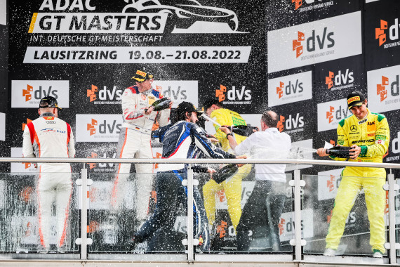 Podiums-Feier mit Serien-Partner Schumacher Selection