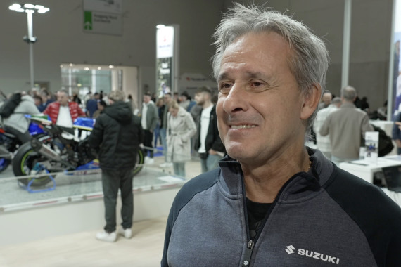 Im Interview spricht Pierre Littbarski, Fußball-Weltmeister von 1990, u.a. über die Chancen und die Gruppengegner der deutschen Nationalmannschaft, seine Favoriten auf den Titel und die Show rund um die Auslosung.