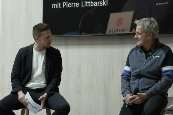 Schnittbilder von Pierre Littbarski auf einer Messe in Köln