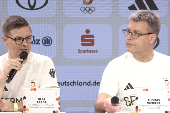 Während der ersten Pressekonferenz im Deutschen Haus in Paris spricht Olaf Tabor, Chef de Mission und DOSB-Vorstand Leistungssport, u.a. über die Erwartungen an die Olympischen Spiele und die Zielsetzung von Team D.