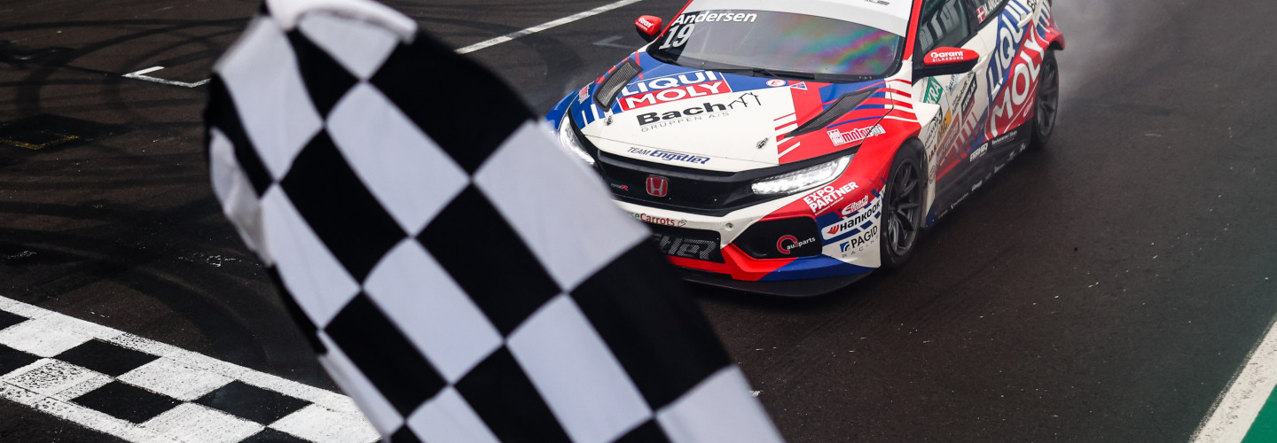 Martin Andersen feiert im Regen seinen vierten Saisonsieg