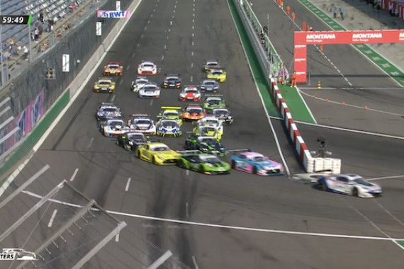 Ricardo Feller und Christopher Mies waren im Samstagsrennen der Deutschen GT-Meisterschaft auf dem DEKRA Lausitzring nicht zu schlagen: Pole-Position, Sieg, schnellste Rennrunde lautete die Bilanz des Duos, das durch den zweiten Saisonerfolg die Tabellenführung übernahm und sich so mit dem Halbzeittitel im ADAC GT Masters belohnte.