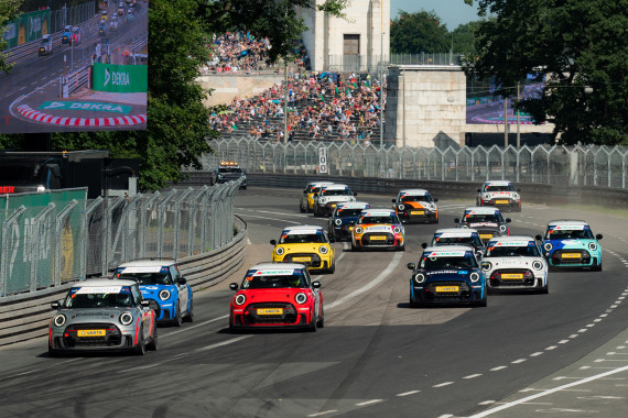 Der vollelektrische NXT Gen Cup ist viermal bei der DTM 2025 dabei