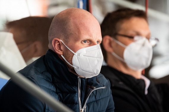 Bundestrainer Toni Söderholm beim Spiel München gegen Schwenningen am 16. März 2021