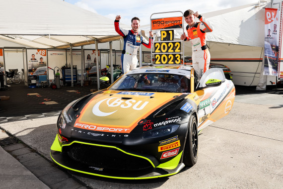 Die Champions Mike David Ortmann (li.) und Hugo Sasse mit dem Aston Martin Vantage GT4