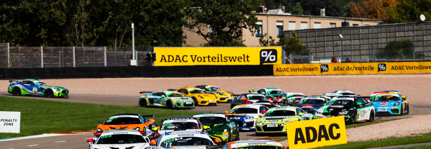 Der Aston Martin Vantage GT4 führt das volle Feld auf dem Sachsenring an