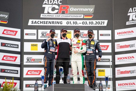 Dominik Fugel (2.v.r.) auf dem Podium mit Gruber (r.) und Engstler (l.).