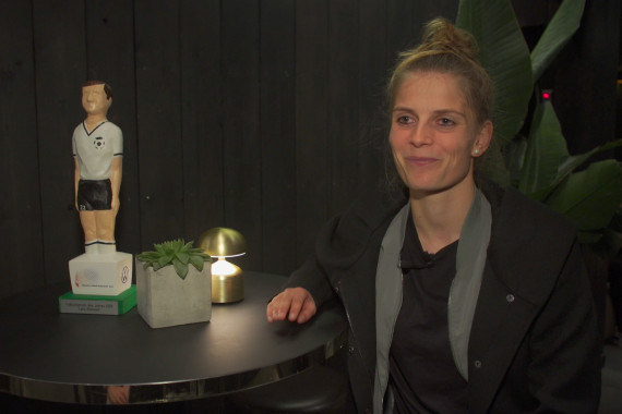 Im Interview spricht Fußball-Nationalspielerin Tabea Waßmuth u.a. über die Entwicklung des Fußballs der Frauen in Deutschland und warum Lena Oberdorf den Preis für den "Fußballspruch des Jahres" verdient hat.
