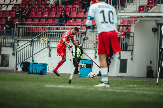 Ein Mainzer Spieler schießt den Ball