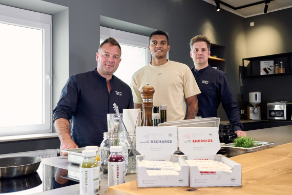 Manuel Akanji bei READY TO EAT