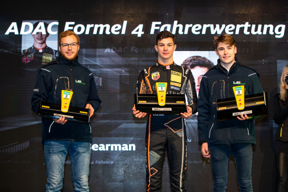 Bearman bei der Übergabe des Meisterpokals