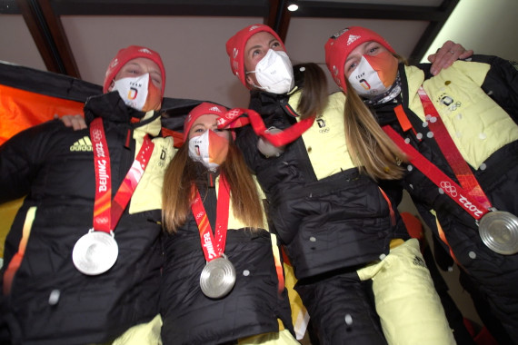 Schnittbilder vom Empfang der Langläuferinnen Katherine Sauerbrey, Katharina Hennig, Victoria Carl und Sofie Krehl im Hotel.