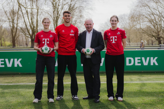 DEVK-Vorstandsvorsitzender Gottfried Rüßmann mit Spieler:innen des 1. FC Köln