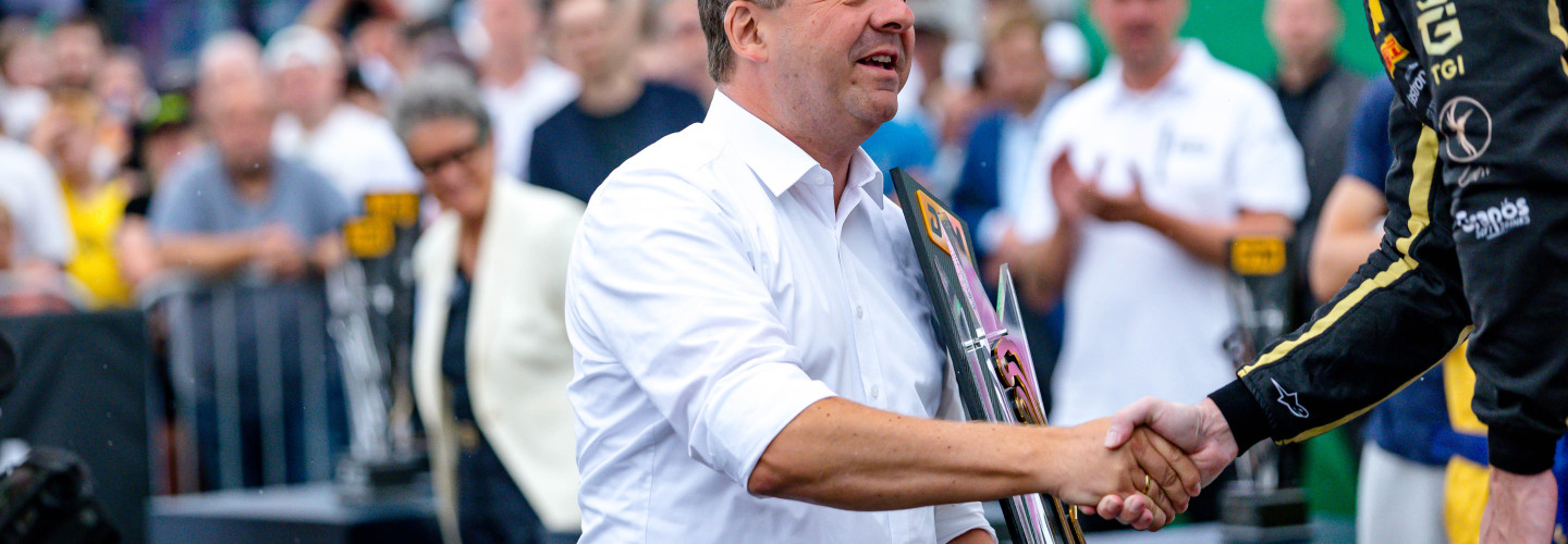 Ministerpräsident Sven Schulze überreicht Siegerpokal
