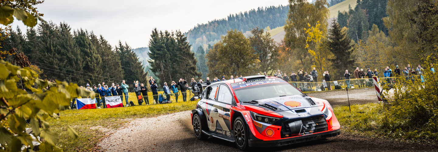 Vorjahressieger Ott Tänak (Hyundai i20 N Rally1) führt das fast 50 Fahrzeuge umfassende Starterfeld bei der Central European Rally 2025 an