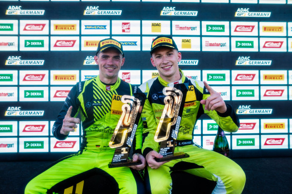 Jay Mo Härtling (li.) und Enrico Förderer gewannen beide Rennen in Oschersleben