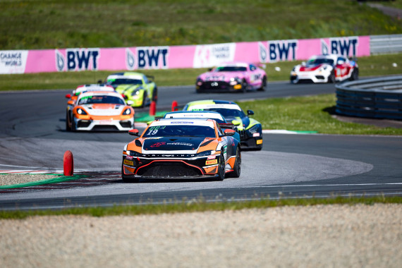 Zunächst machte Roman Fellner-Feldegg im Aston Martin die Pace an der Spitze