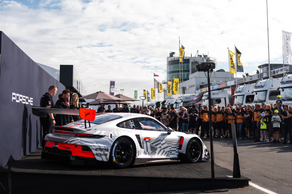 Der weiterentwickelte Porsche 911 GT3 R bei der Weltpremiere am Nürburgring