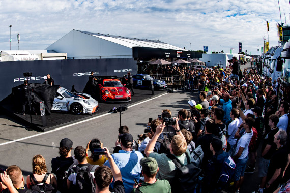 Viele Zuschauer bei der Präsentation des Porsche 911 GT3 R und des 911 Cup